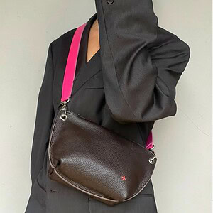 + MAE, donkerbruin-fuchsia crossbody