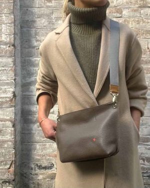 mae-m-clay-grijs-cognac
