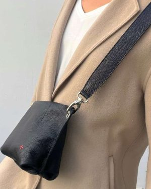 mae-s-zwart-snake-crossbody