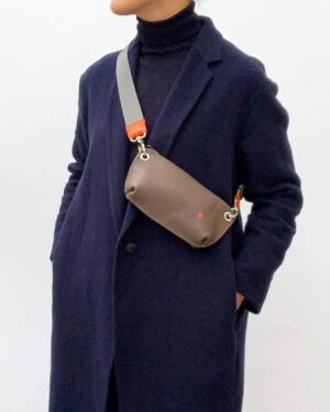 phonebag-clay-grijs-met-orange-details